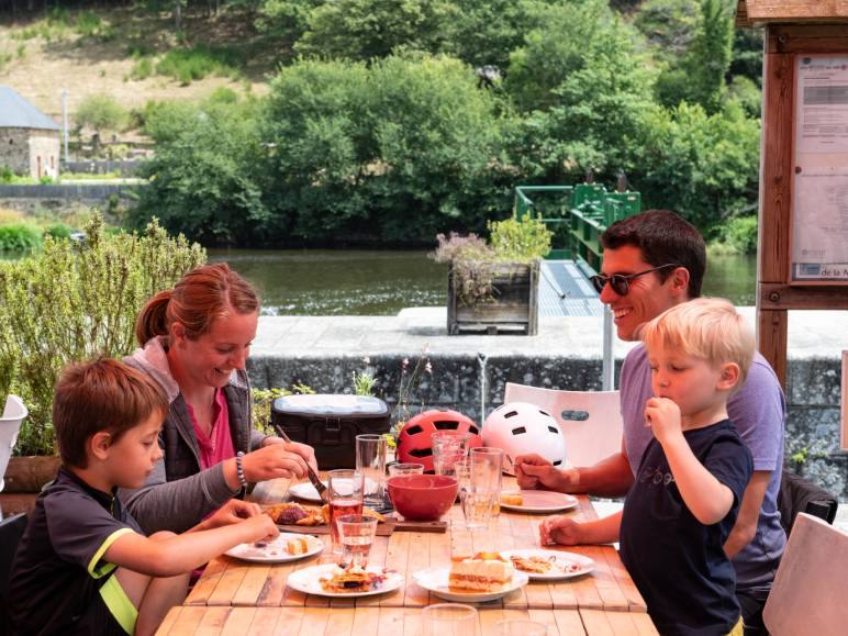 Repas au Beyel, à Origné